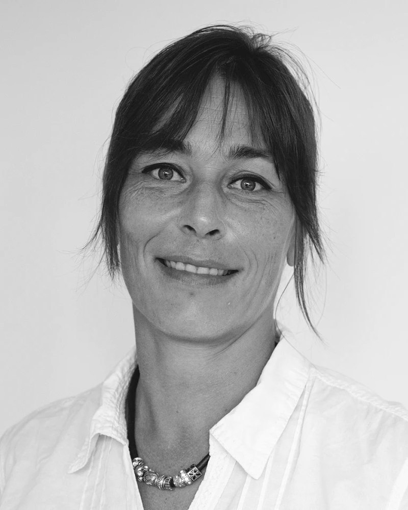 Portræt af Annette mod en lys baggrund